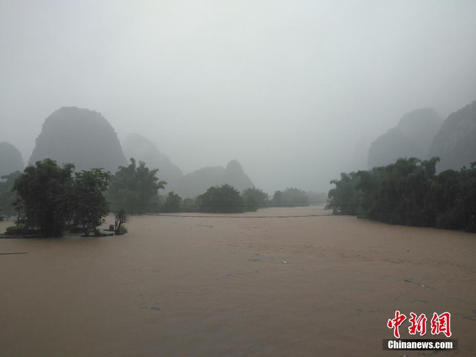 广西阳朔多条河流现超警戒洪水 景区乡镇被淹