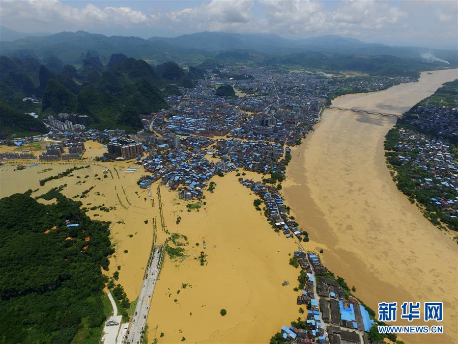 广西融水河流水位暴涨 县城部分建筑被淹
