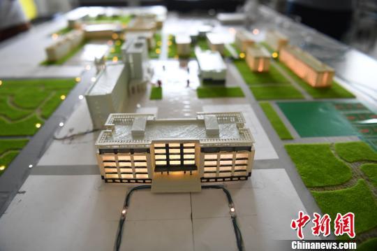 毕业生用自制的3d打印机,以1:500的比例制作微缩版校园模型.