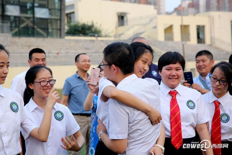 西安一初中学生拍创意毕业照 不少学生已哭成泪人儿
