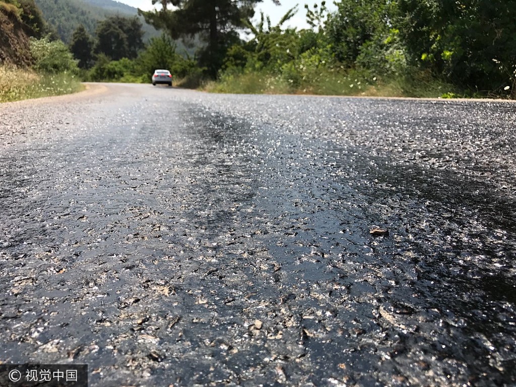 土耳其高温天马路热化了 行人鞋底被粘住