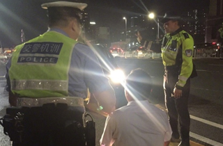 罚看远光灯-警方提供护目镜.jpg