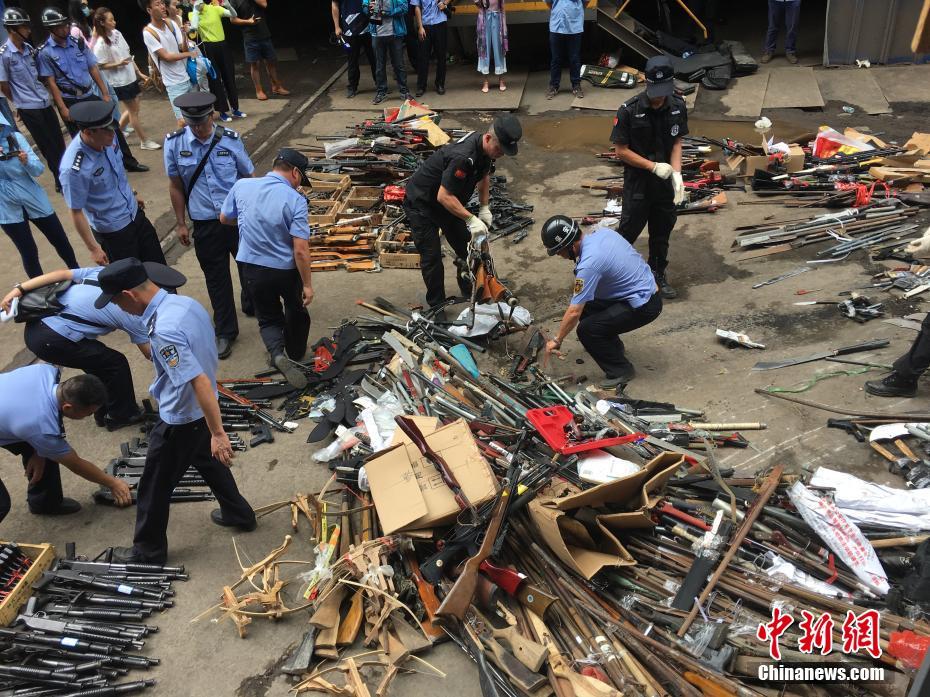 福州警方开展非法枪支弹药管制器具集中销毁活