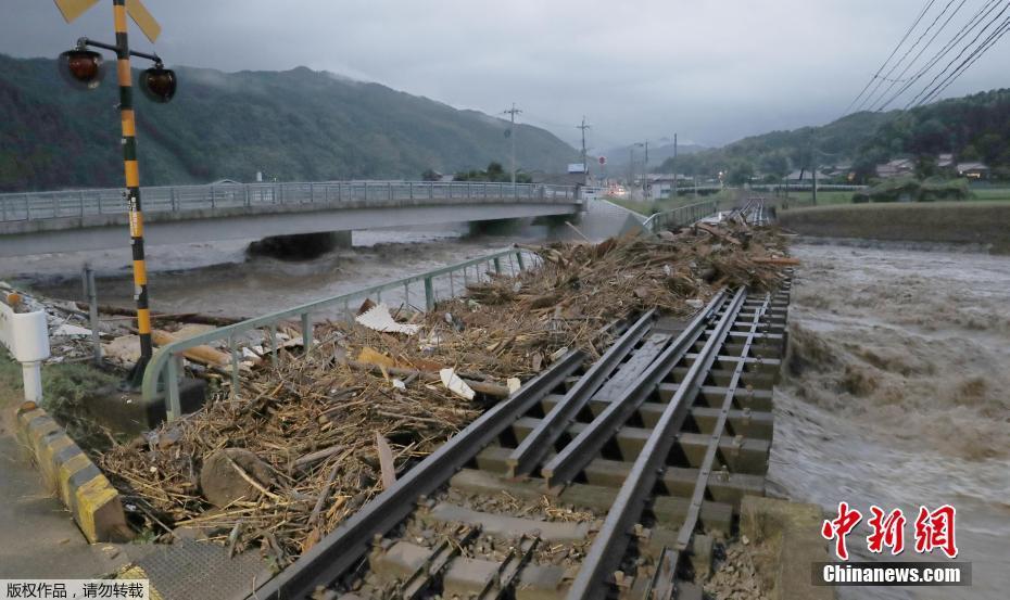 强台风袭击日本九州地区 致交通瘫痪