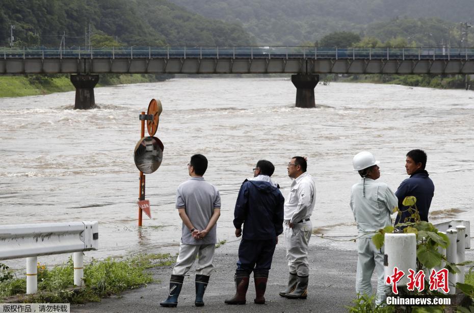 强台风袭击日本九州地区 致交通瘫痪