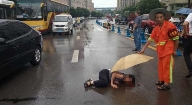深圳“三车”碰撞：1人当场死亡 出事轿车为改装车