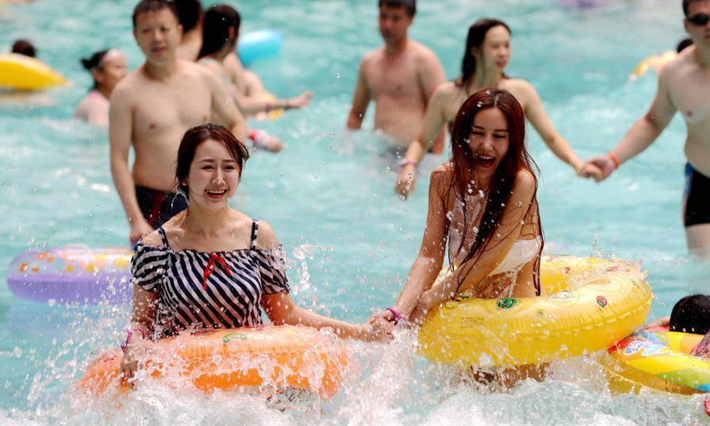 续高温-大批民众戏水觅清凉.jpg