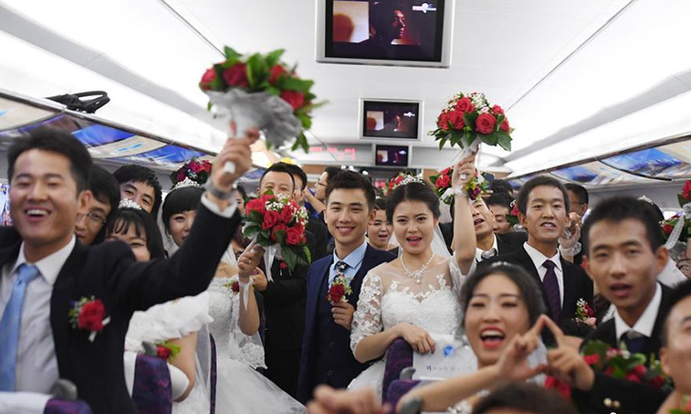 新人宝兰高铁上举行集体婚礼开启蜜月之旅.jpg