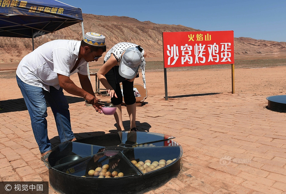 新疆吐鲁番持续高温 火焰山现沙窝烤鸡蛋