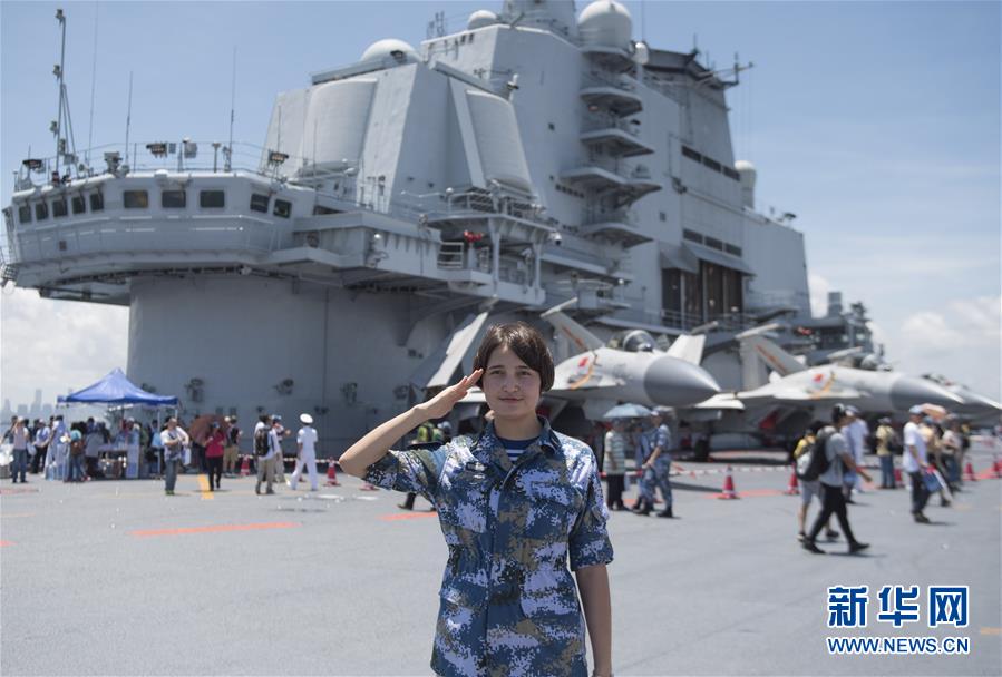 （图文互动)（1）不一样的情愫 一样的自豪——辽宁舰甲板上的“心手相连”
