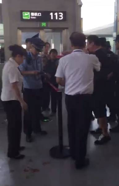 航班延误后乘客抢警械 要求警察下跪道歉
