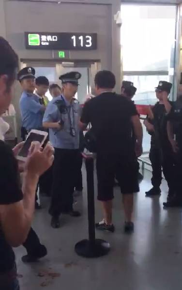 航班延误后乘客抢警械 要求警察下跪道歉
