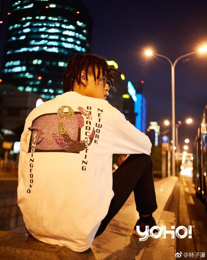 林依轮儿子林子濠拍写真 脏辫造型酷拽炫认不