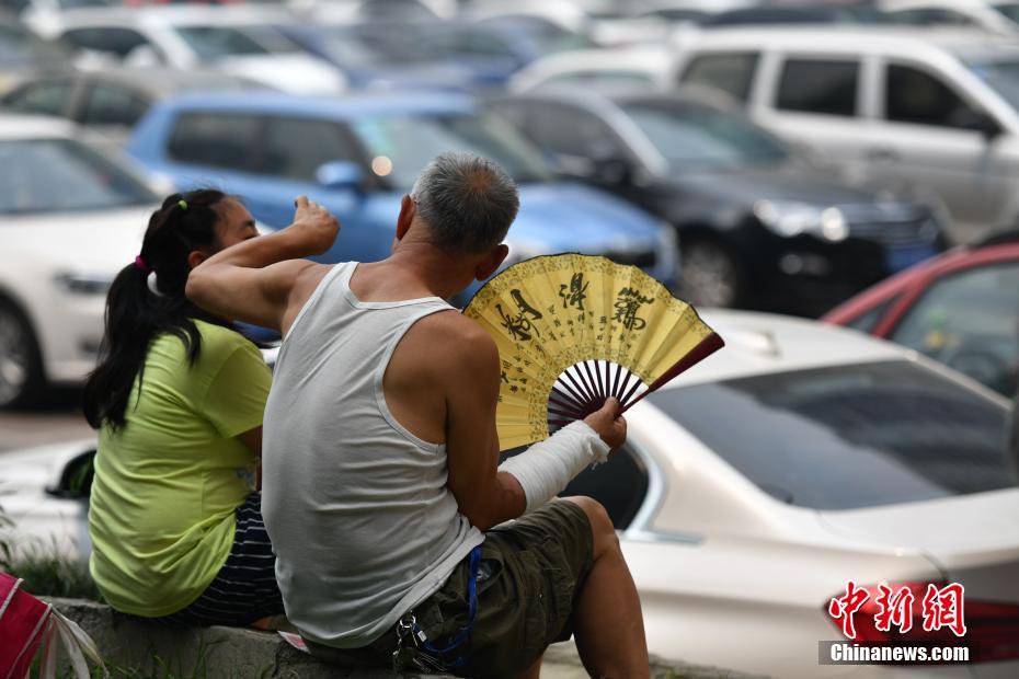 成都高温天气下的街头众生相