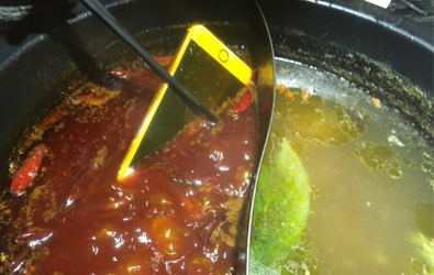 -太激动手机掉油汤里.jpg