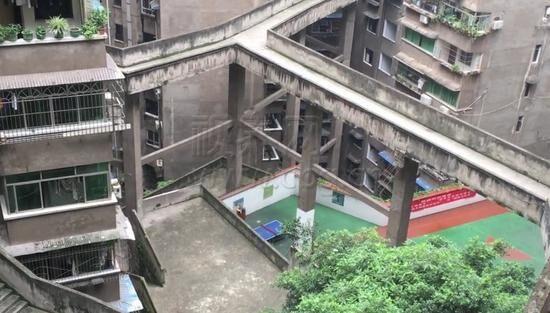 重庆再现魔性建筑:10楼空中走廊 篮球场是梯形