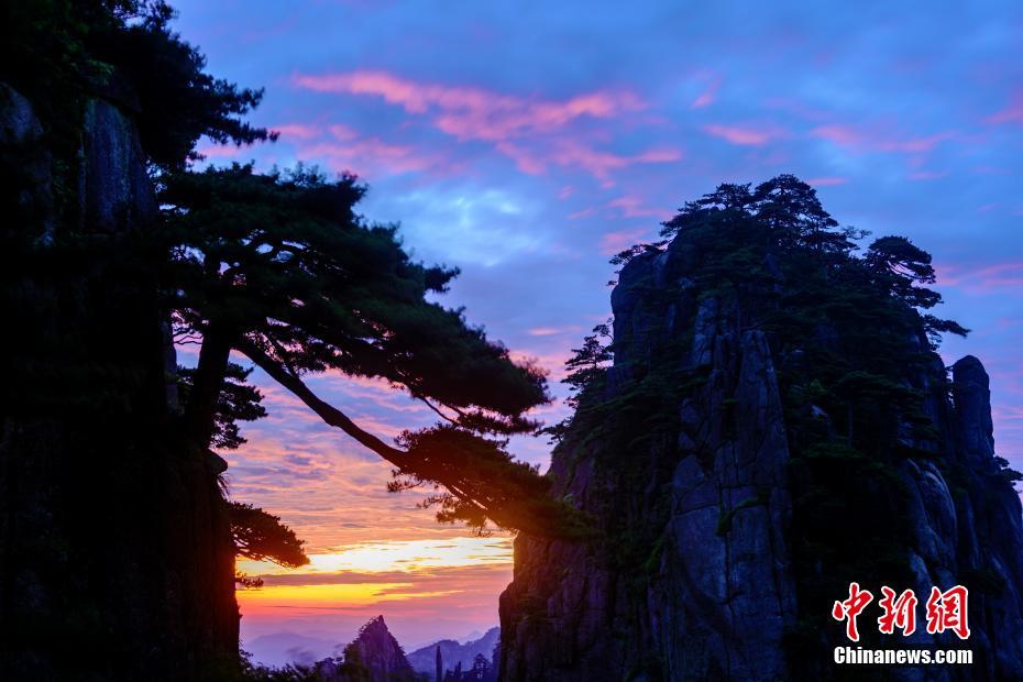 黄山现日出美景 引游客拍照留念