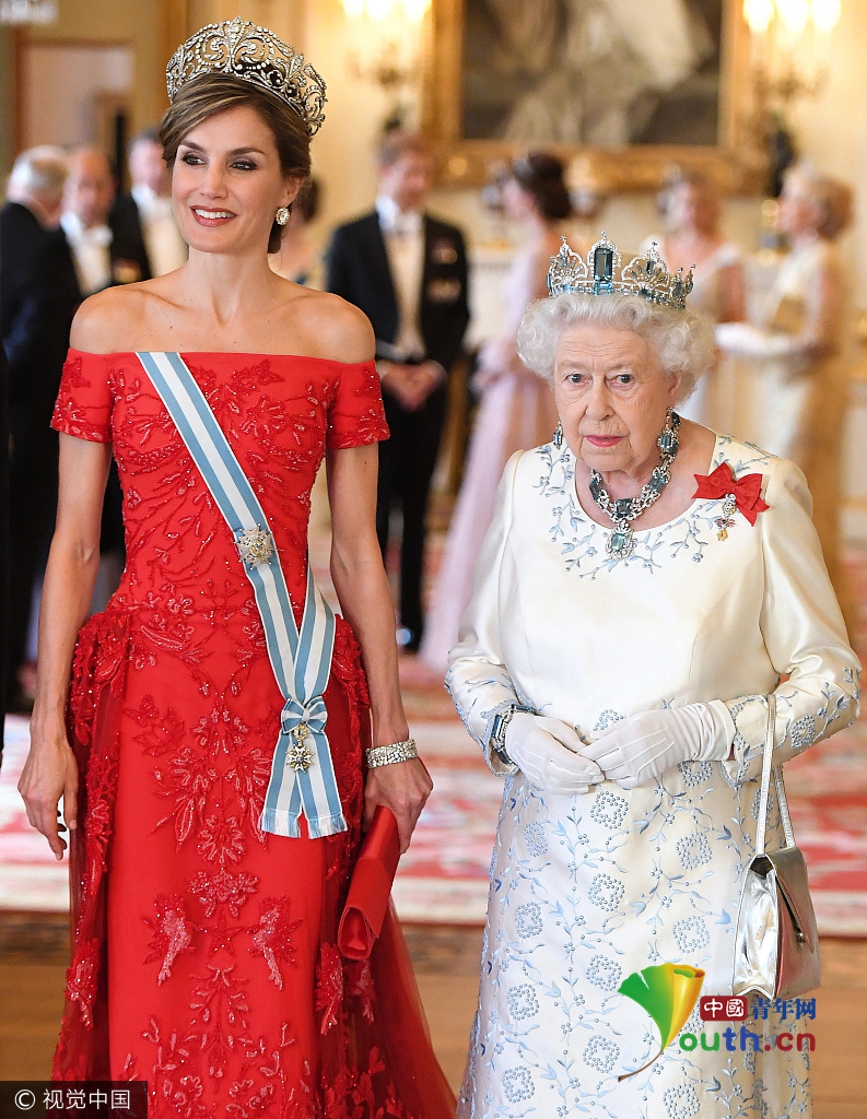 英国女王与西班牙王后上演 最萌身高差 女王还