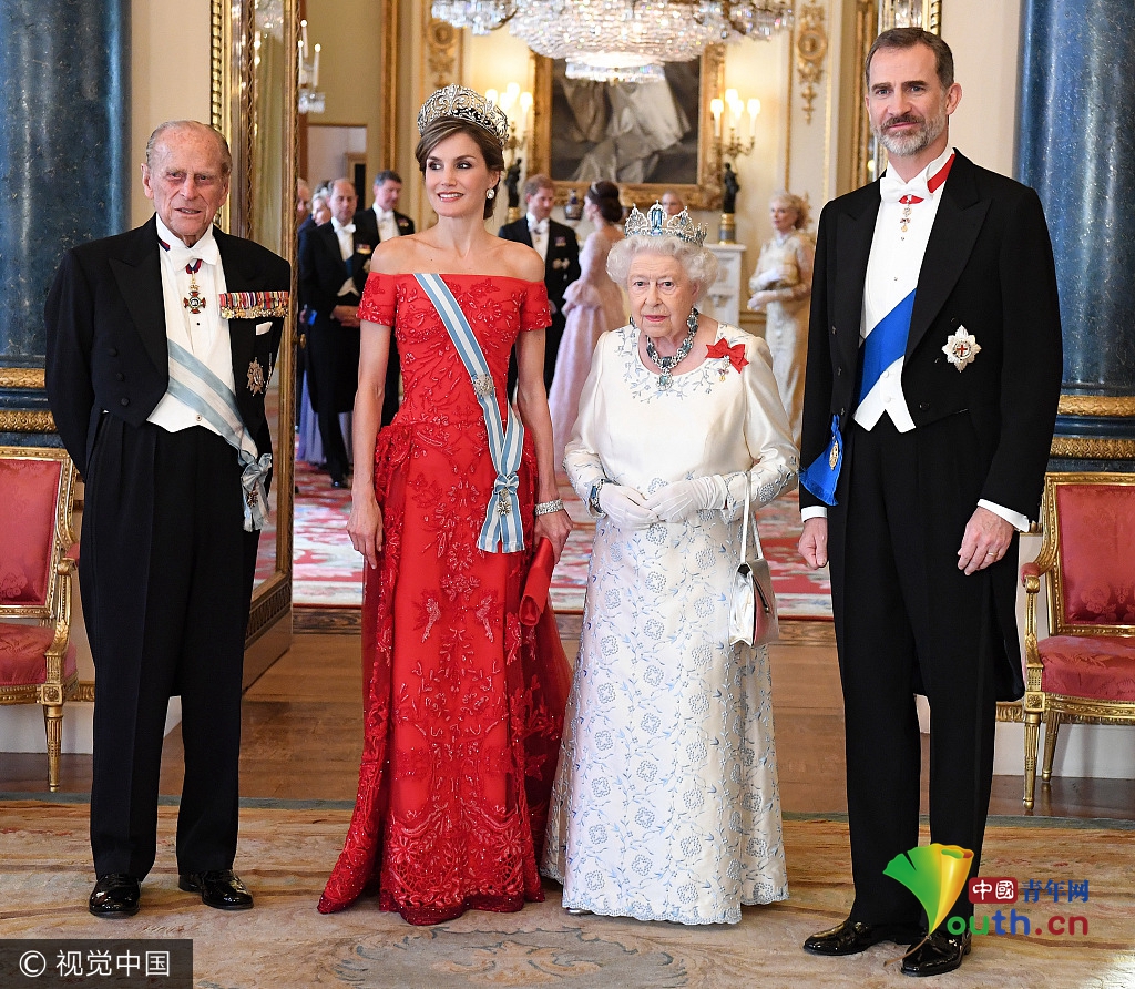 英国女王与西班牙王后上演 最萌身高差 女王还