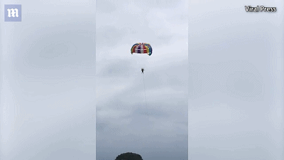 富商玩滑翔伞 从30米高空坠至海面死亡