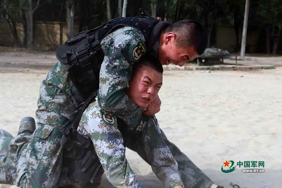 40℃,侦察尖兵不惧高温苦练杀敌本领