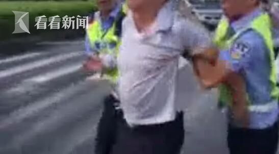 大叔街头恶搞喝饮料视频,大叔街头恶搞喝饮料视频大全