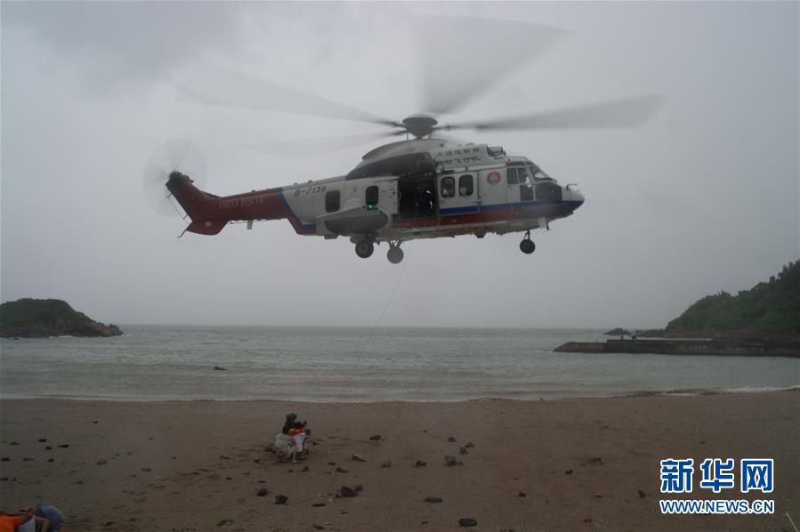 （社会）（1）南海救助局紧急救援49名被台风围困游客