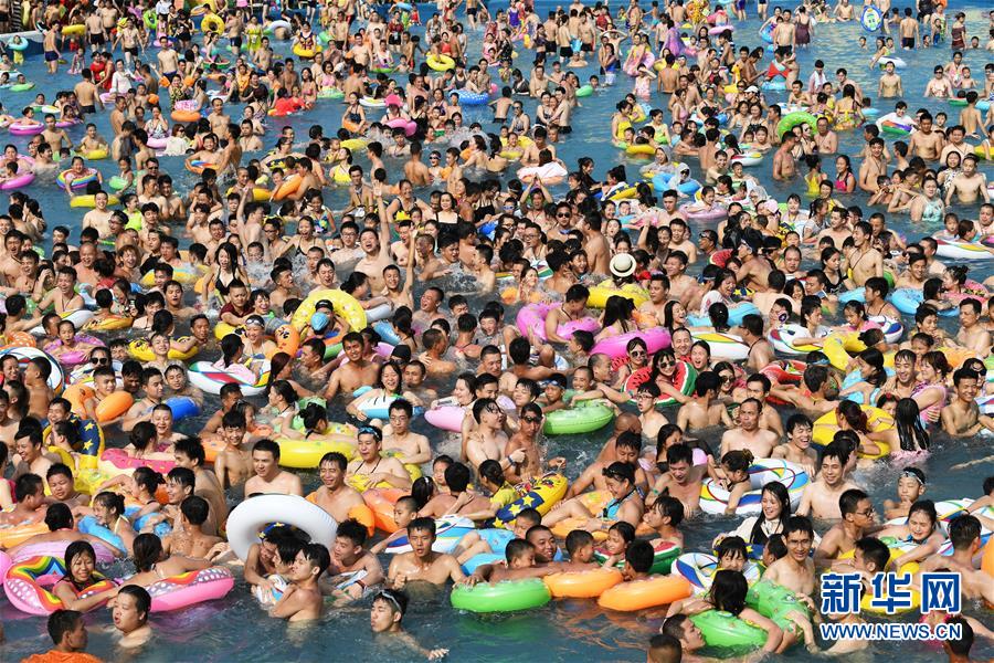 （社会）（1）重庆：“以水为伴”躲高温