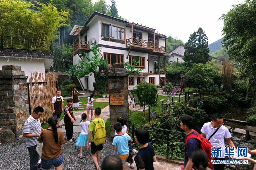 （砥砺奋进的五年）（1）浙江德清曹水英：从山村农妇变身民宿大管家