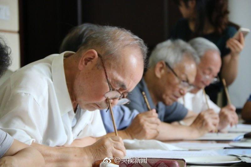 大学老教授用毛笔为4500名新生写录取通知书