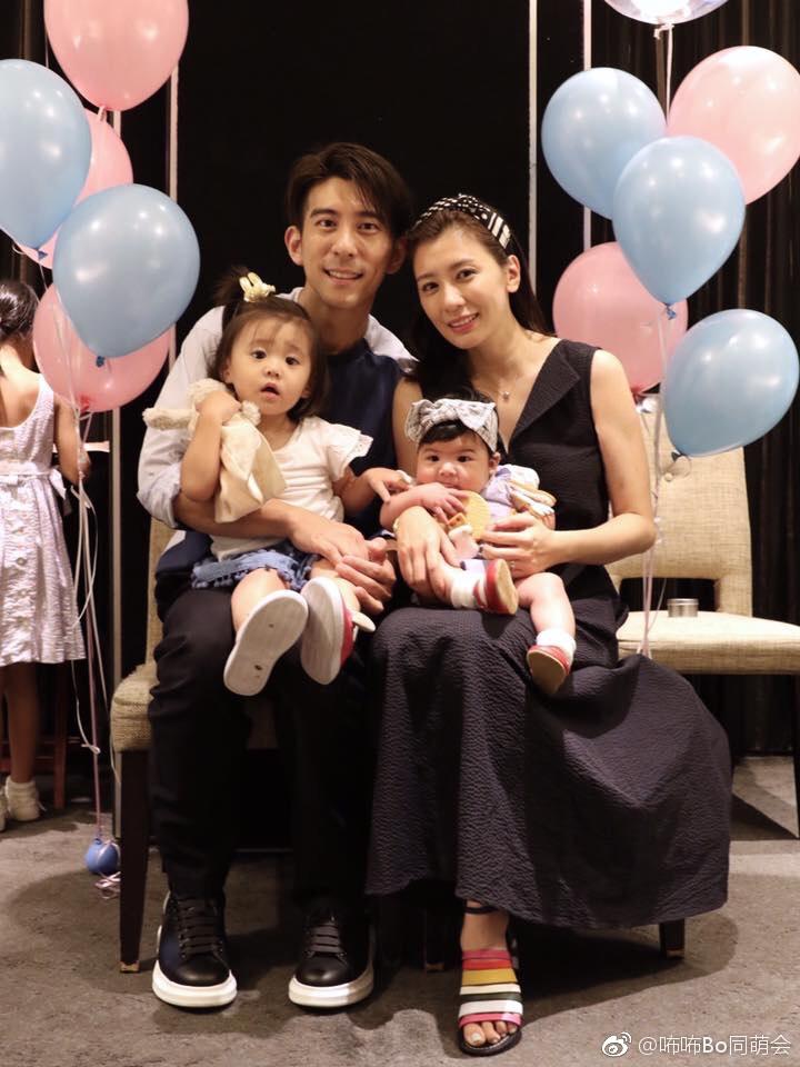 组图:贾静雯修杰楷全家合影 咘咘活泼妹妹哭鼻子