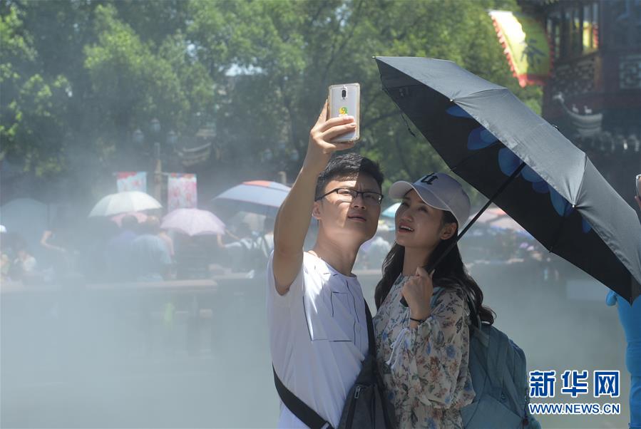 上海高温持续 喷雾降温