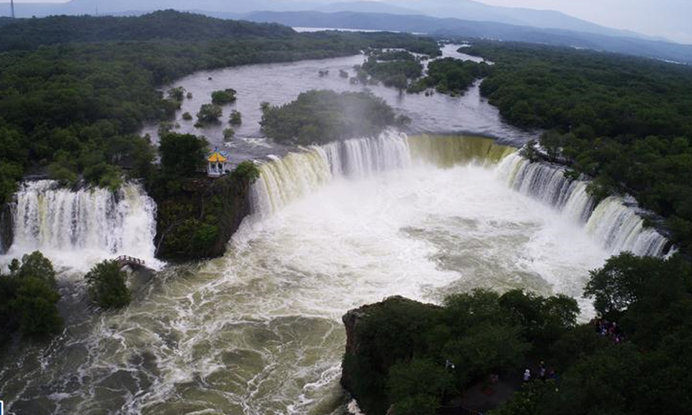 湖现“三面飞瀑”景象.jpg