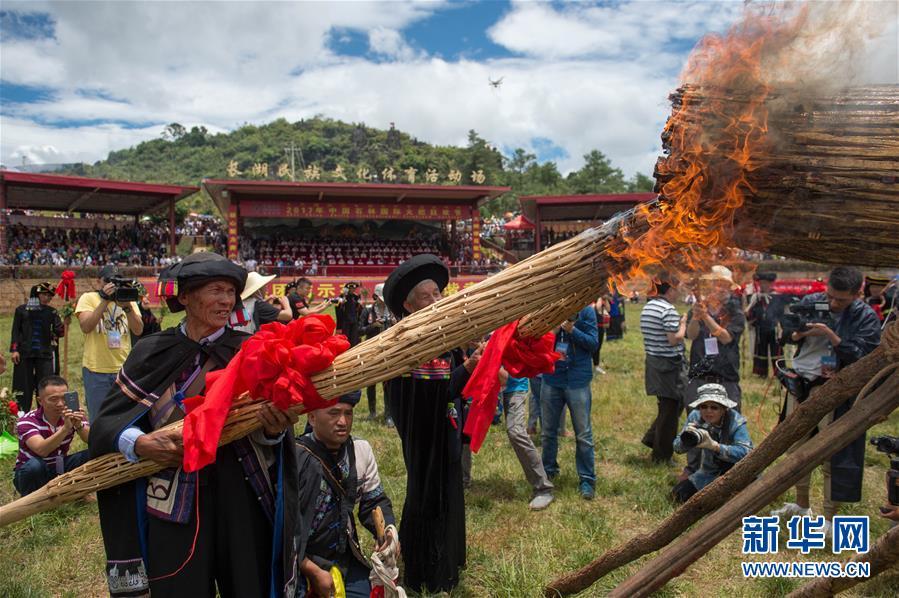云南石林彝族群众欢庆"火把节"