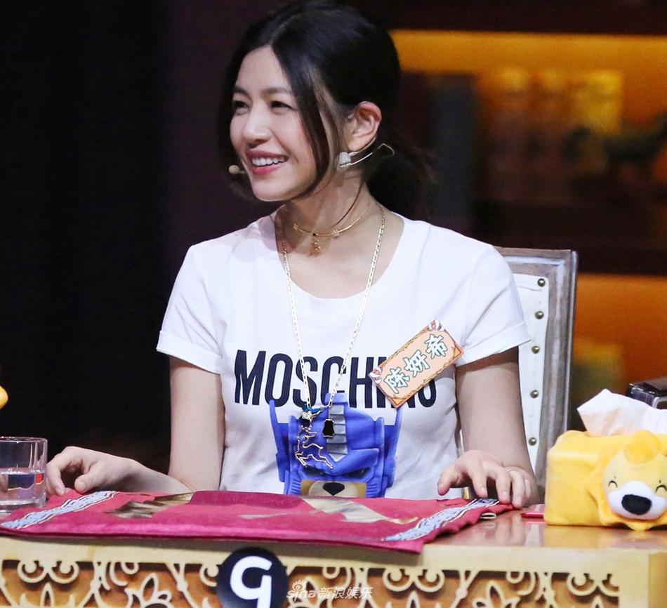 初恋女神陈妍希玩游戏托腮思考 认真专注似课