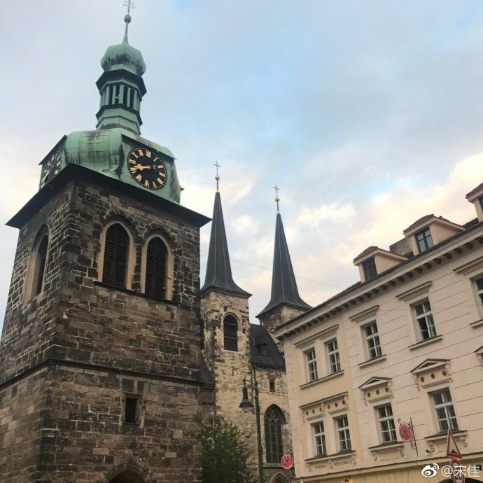 宋佳出游墨镜遮面难掩好心情 发文称有喜欢的