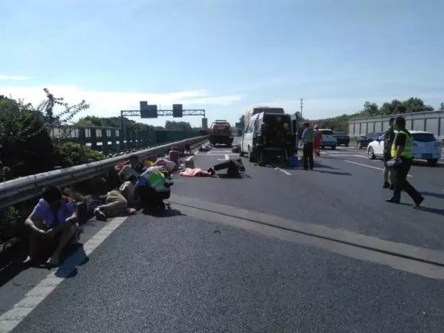 杭州一面包车撞货车致3人死