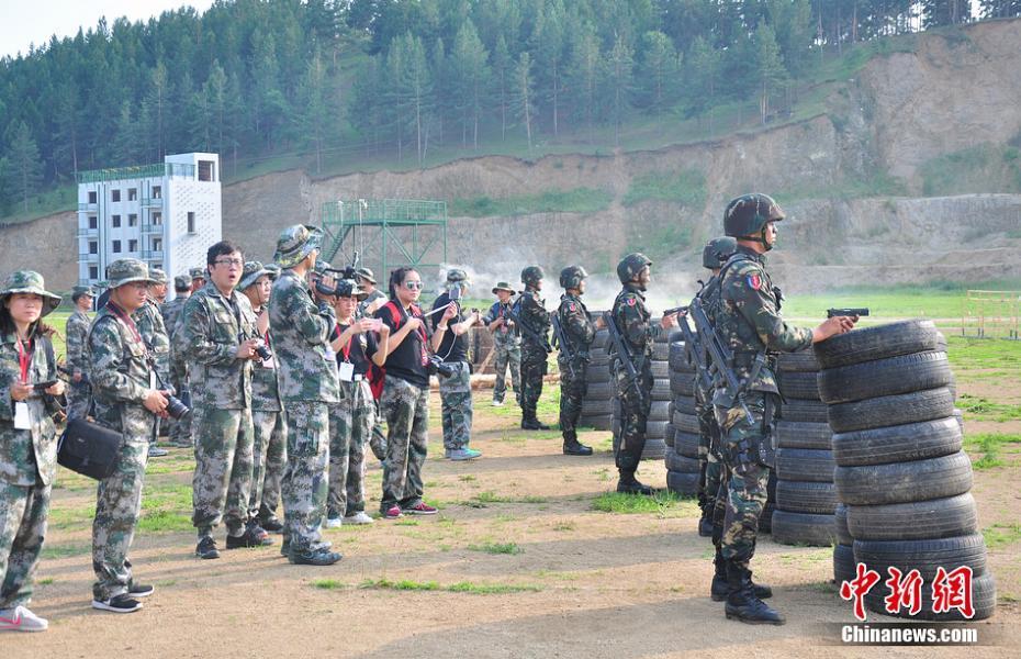 【网络媒体国防行】近距实拍训练场上的特种兵