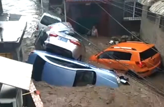汽车被冲得满街跑.jpg