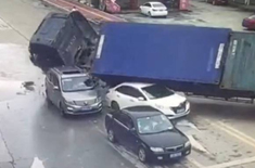 车侧翻压扁两小车.jpg
