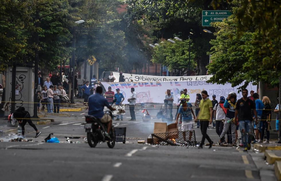 委内瑞拉爆发大规模罢工抗议 装甲车被点着