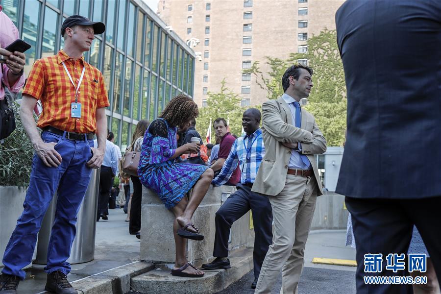 （XHDW）（1）纽约联合国总部因火警疏散人群　近半小时后警报解除