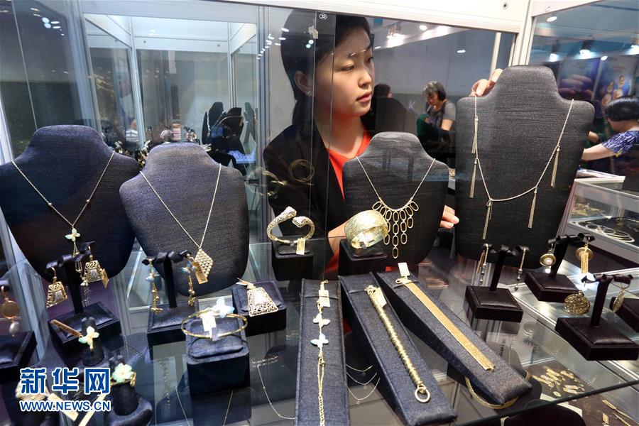（新华网）（1）北京夏季珠宝展开幕