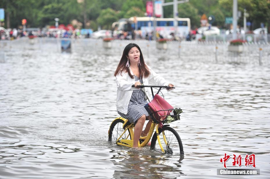 昆明普降暴雨 城市内涝市区积水过腰