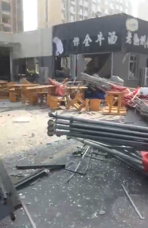 山东一商铺发生爆炸 造成4人重伤 满地颓垣败瓦