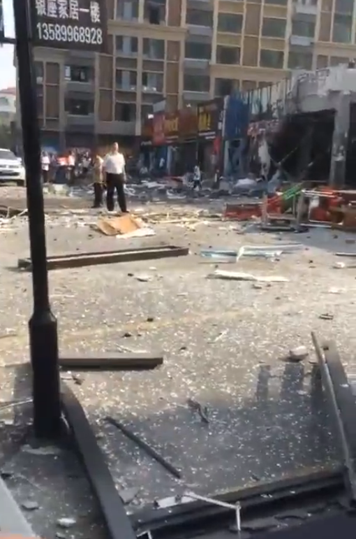 山东一商铺发生爆炸 造成4人重伤 满地颓垣败瓦
