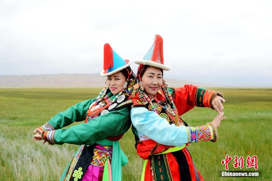 甘肃肃北夏日草原上演民族服饰秀