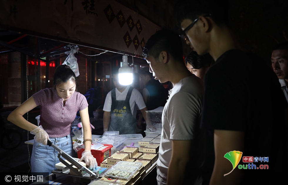 美女大学生陪丈夫摆摊卖小吃 生意火爆