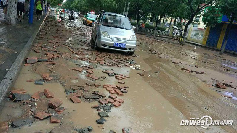 陕西榆林城区突降暴雨 部分路段现内涝