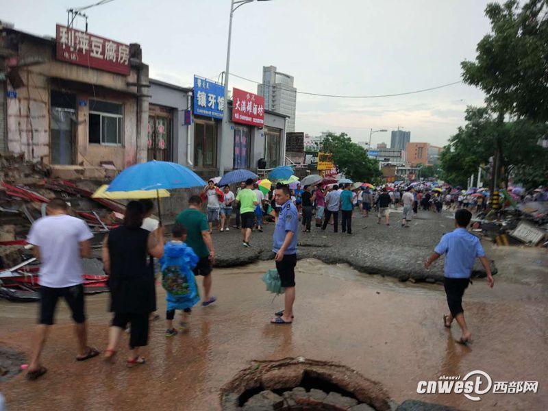 陕西榆林城区突降暴雨 部分路段现内涝